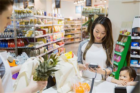 Thứ Sáu bùng nổ niềm vui vì cả nhà ai cũng có quà, ưu đãi thả ga cùng Vietcombank - Ảnh 1.