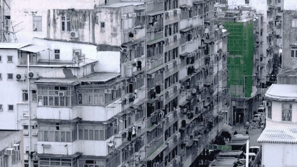 Khi không đủ tiền mua nhà, cặp đôi yêu nhau 7 năm ở Hong Kong biến căn hộ đi thuê tồi tàn thành tổ ấm mang đậm phong cách Retro - Ảnh 1.