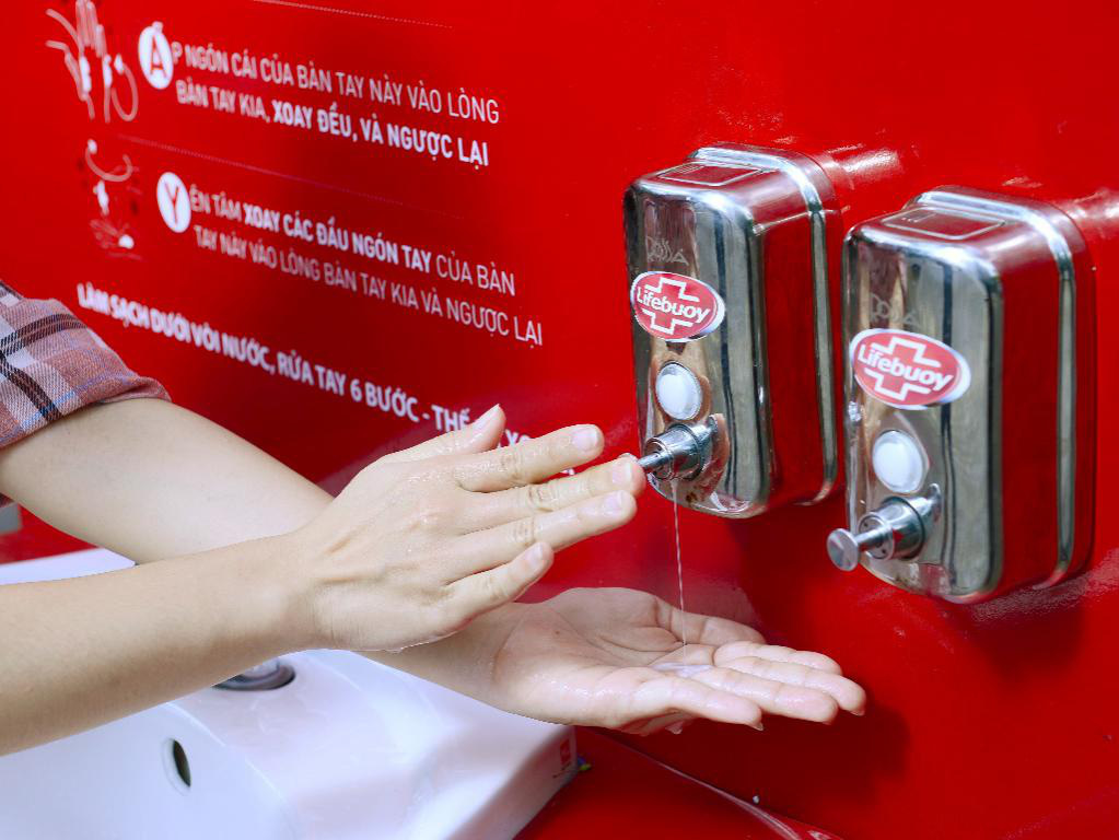 Xuất hiện các trạm rửa tay Lifebuoy miễn phí phục vụ hơn 1.000 người dân/ngày - Ảnh 4.