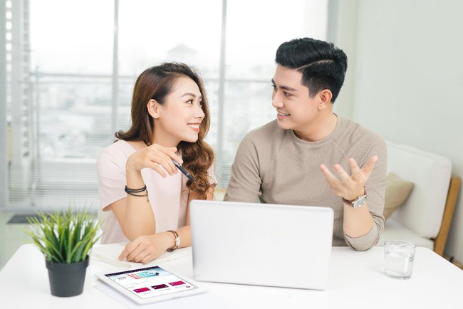 Để không lục đục khi ra riêng, học ngay mẹo quản lý tiền bạc của cô vợ đảm này - Ảnh 1.