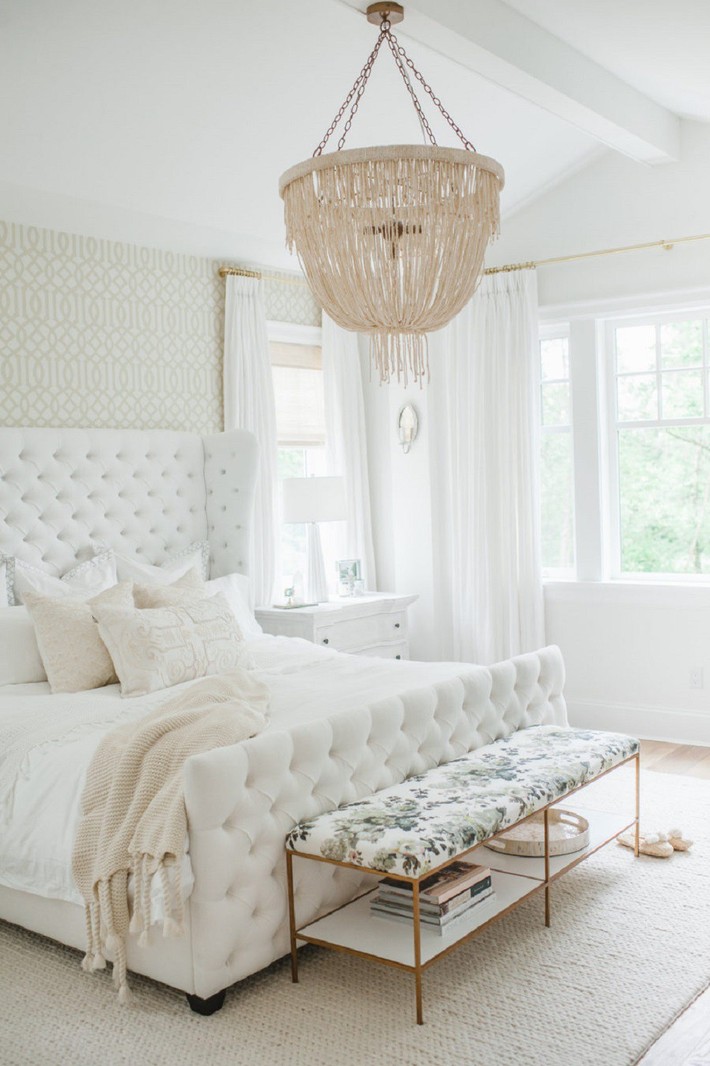 Mách bạn cách chọn đồ nội thất cho 9 phong cách phòng ngủ có tông màu trắng - Ảnh 1.