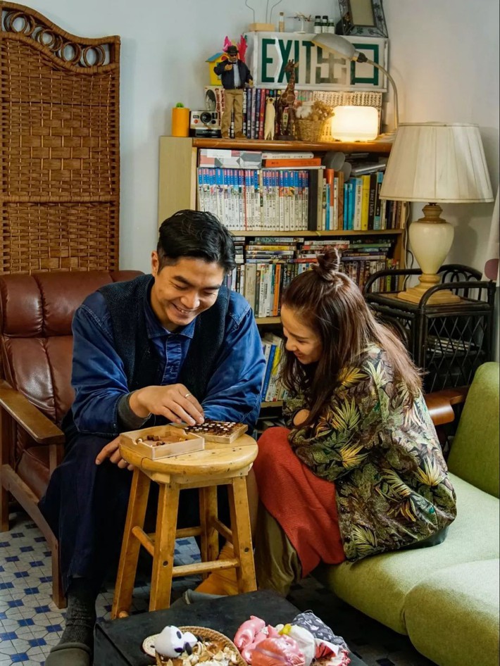 Khi không đủ tiền mua nhà, cặp đôi yêu nhau 7 năm ở Hong Kong biến căn hộ đi thuê tồi tàn thành tổ ấm mang đậm phong cách Retro - Ảnh 17.