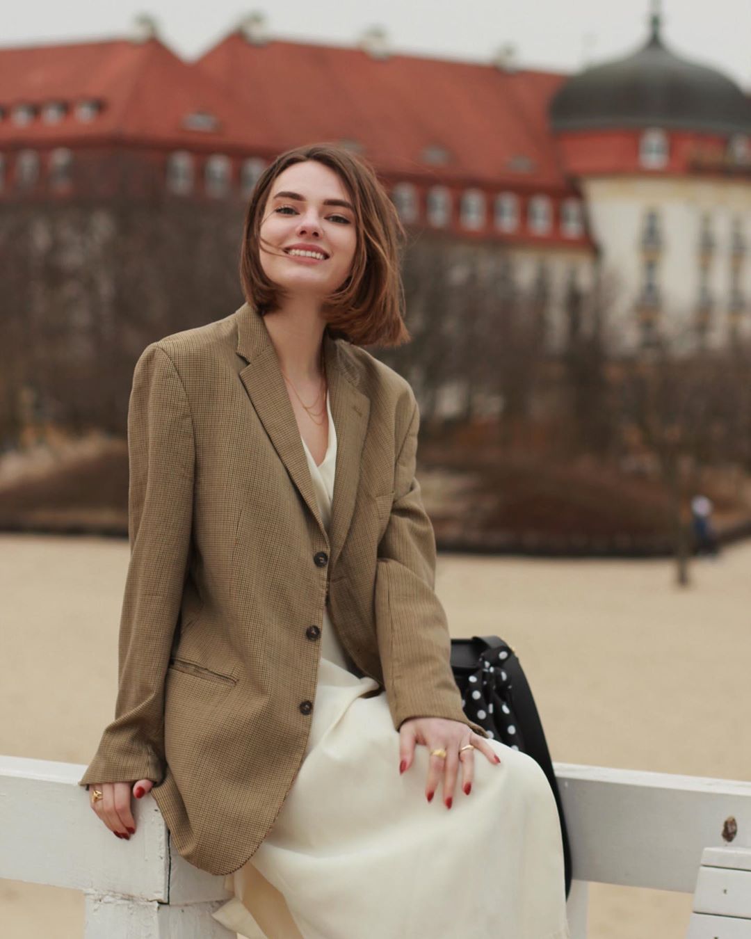 Nghe các quý cô Paris "thị phạm" chiêu chọn blazer vừa vặn mặc lên người là sang - xịn - mịn miễn bàn - Ảnh 1.