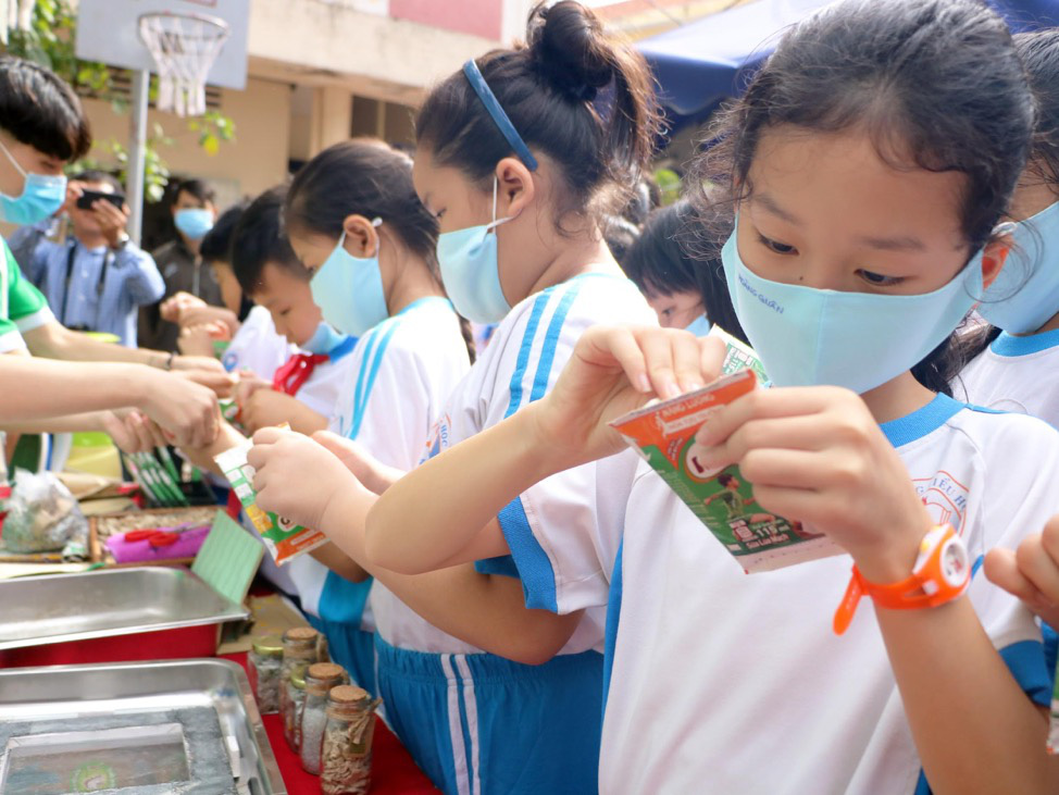 Hành trình “xanh hóa” từ 4 bước tái sinh vỏ hộp sữa: Bài học vỡ lòng về môi trường cho học sinh mẫu giáo, tiểu học ở TPHCM - Ảnh 4.