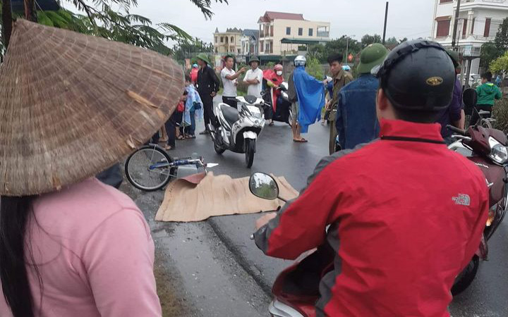 Ninh Bình: Bé trai lớp 4 bị xe tải tông tử vong thương tâm trên đường đi học về, tài xế bỏ chạy khỏi hiện trường