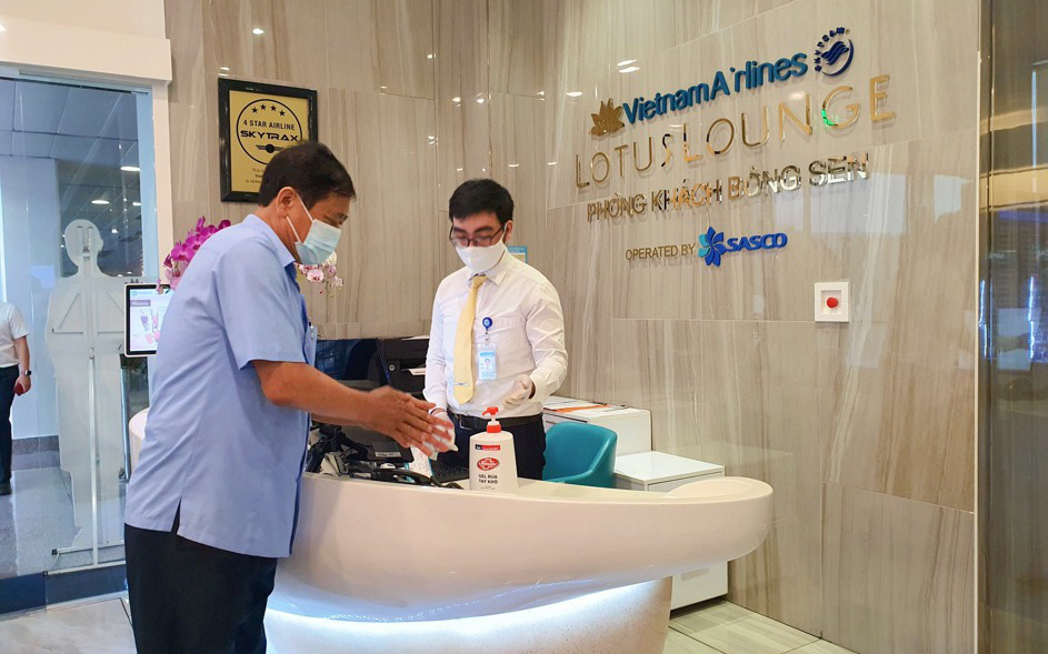 Unilever đồng hành cùng cảng hàng không Quốc tế Tân Sơn Nhất và công ty Sasco phòng dịch cho hành khách
