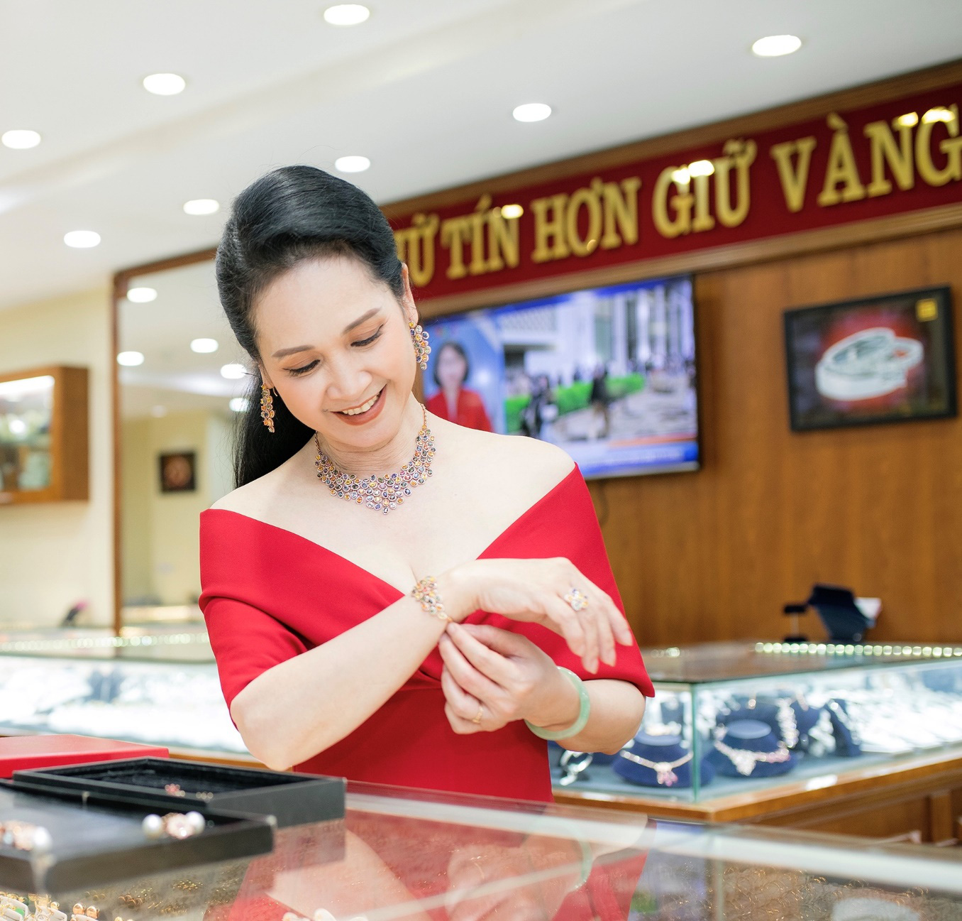 Bắt gặp NSND Lan Hương chọn trang sức ở Bảo tín Thanh Vân - Ảnh 2.