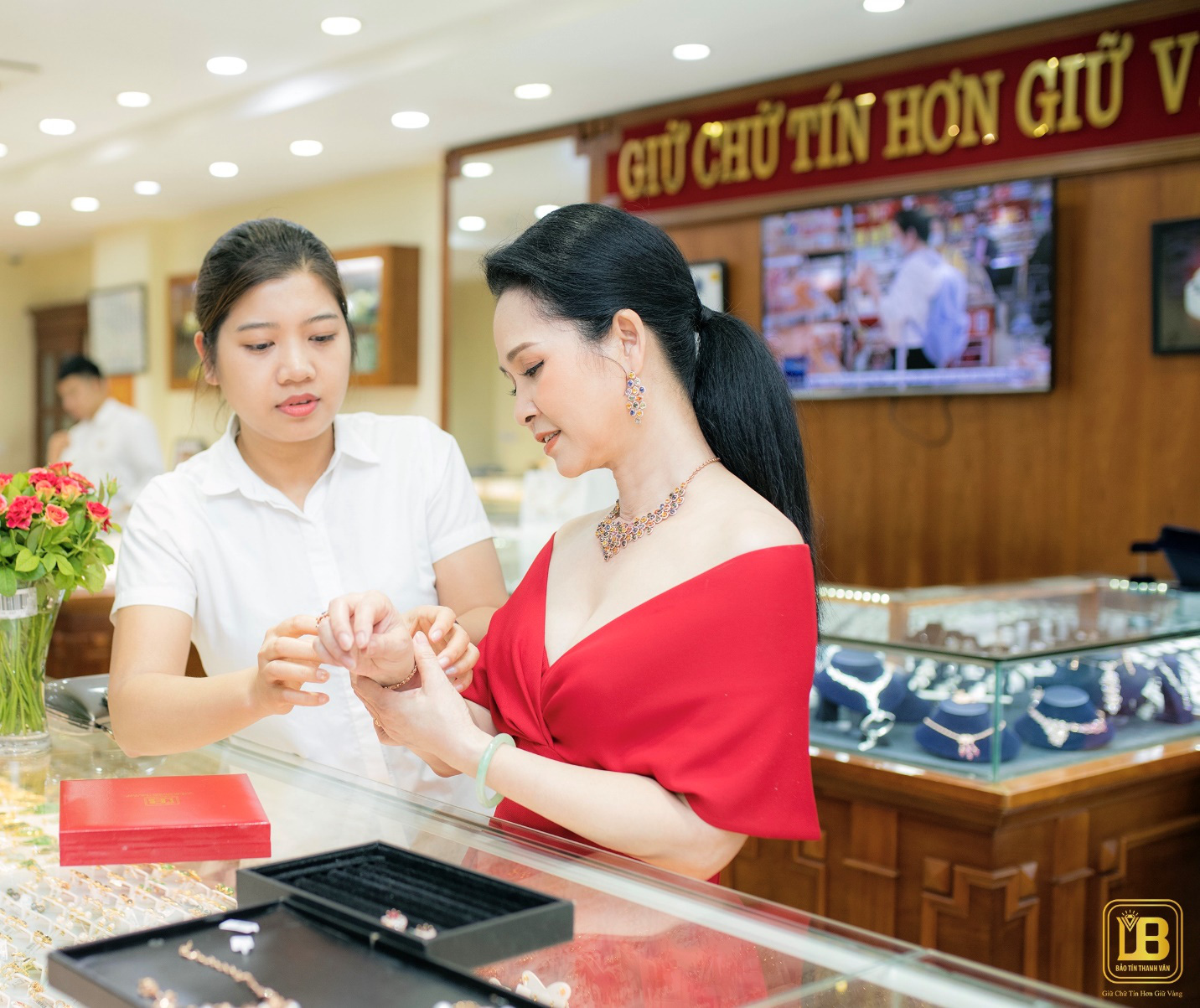 Bắt gặp NSND Lan Hương chọn trang sức ở Bảo tín Thanh Vân - Ảnh 3.