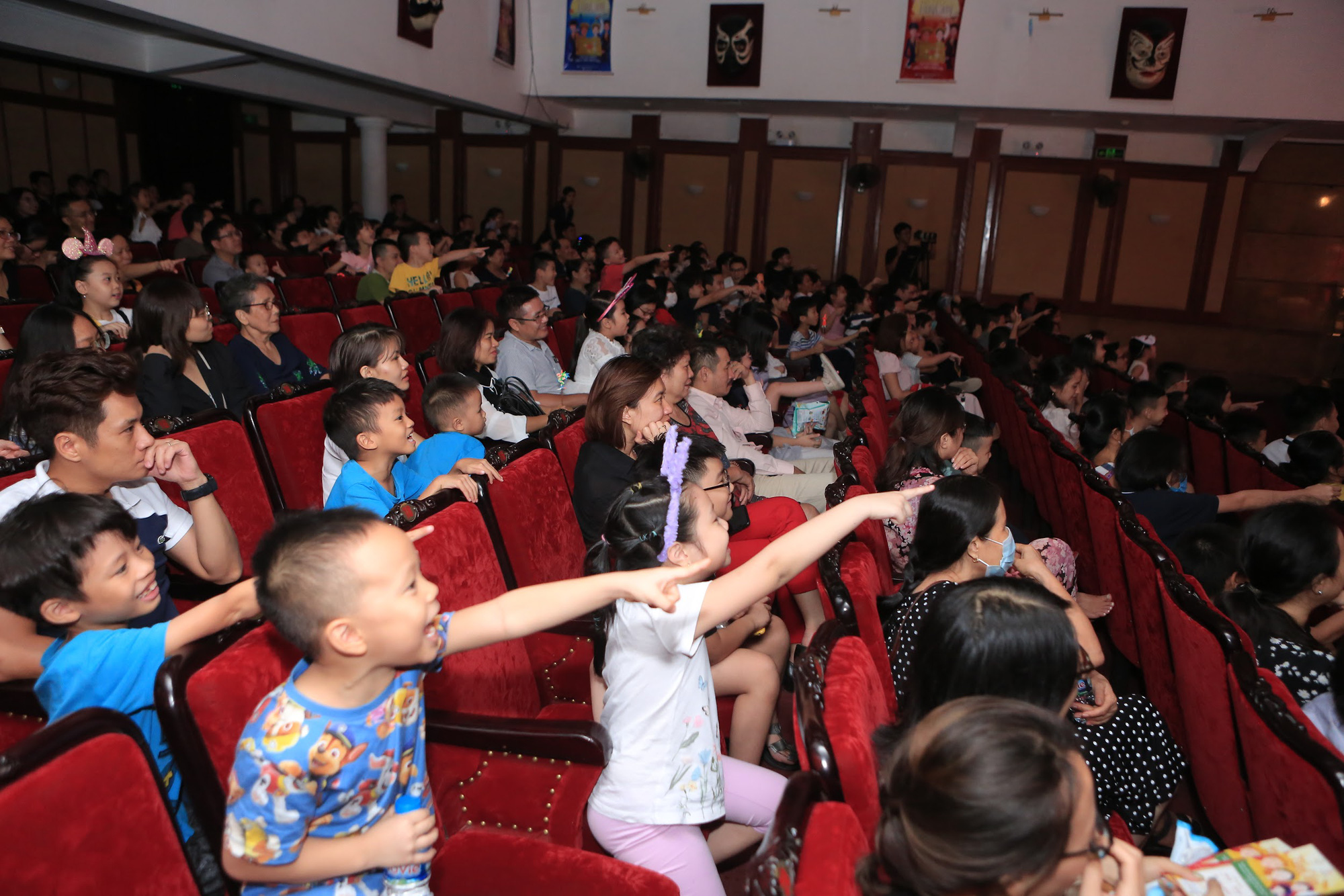 Trung thu 2020: Gia đình Việt quây quần ở nhà thưởng trà, xem kịch, đón trăng - Ảnh 4.