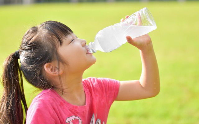 Bé gái 10 tuổi đã xuất hiện kinh nguyệt, vừa nhìn chai nước mà cô bé uống mỗi ngày bác sĩ đã hiểu nguyên nhân