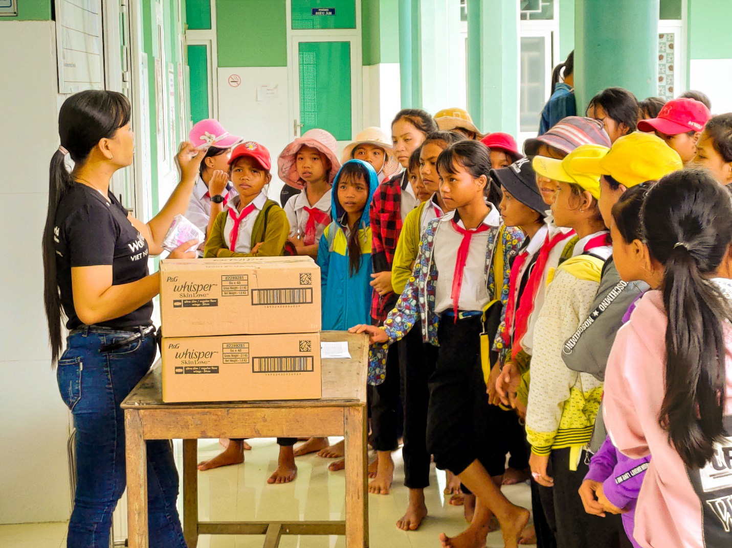 Trao tặng hơn 326.000 gói băng vệ sinh giúp các em gái khó khăn tại miền Trung - Ảnh 2.