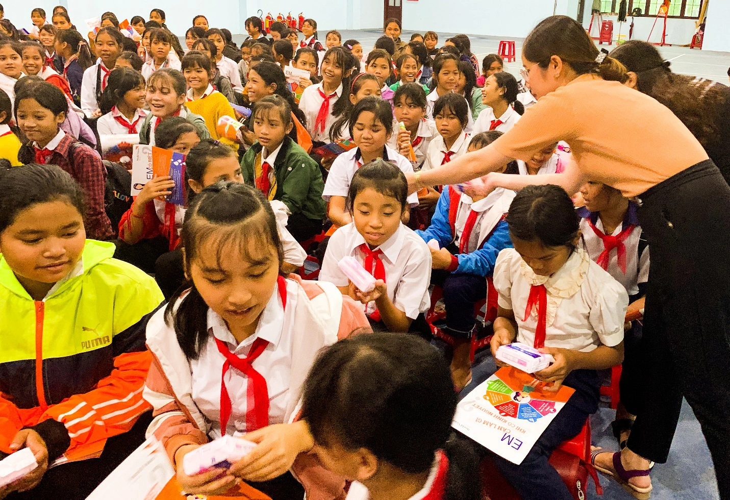 Trao tặng hơn 326.000 gói băng vệ sinh giúp các em gái khó khăn tại miền Trung - Ảnh 3.