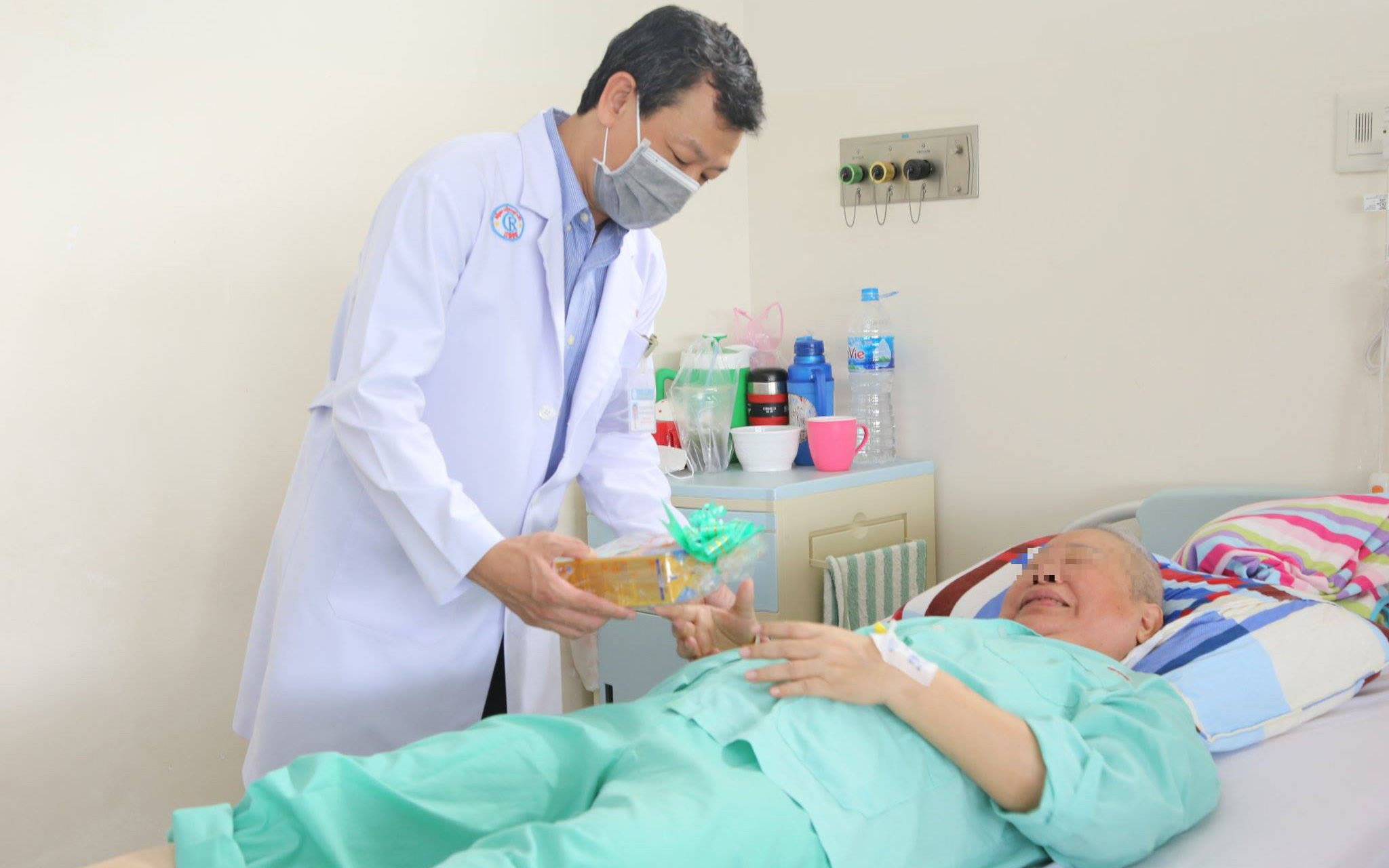 Bệnh nhân ung thư xúc động nghẹn ngào khi Giám đốc bệnh viện đến tận giường bệnh tặng quà ngày Phụ nữ Việt Nam