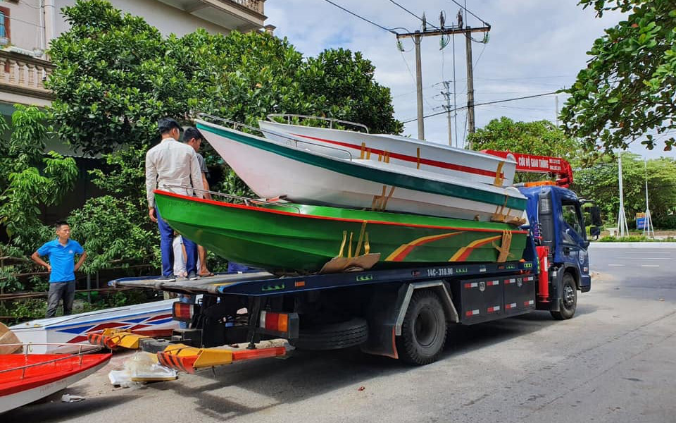 Hơn 50 chiếc ca nô, xuồng máy được các mạnh thường quân ủng hộ từ Quảng Ninh đã vào tới miền Trung, sẵn sàng cứu trợ người dân vùng lũ