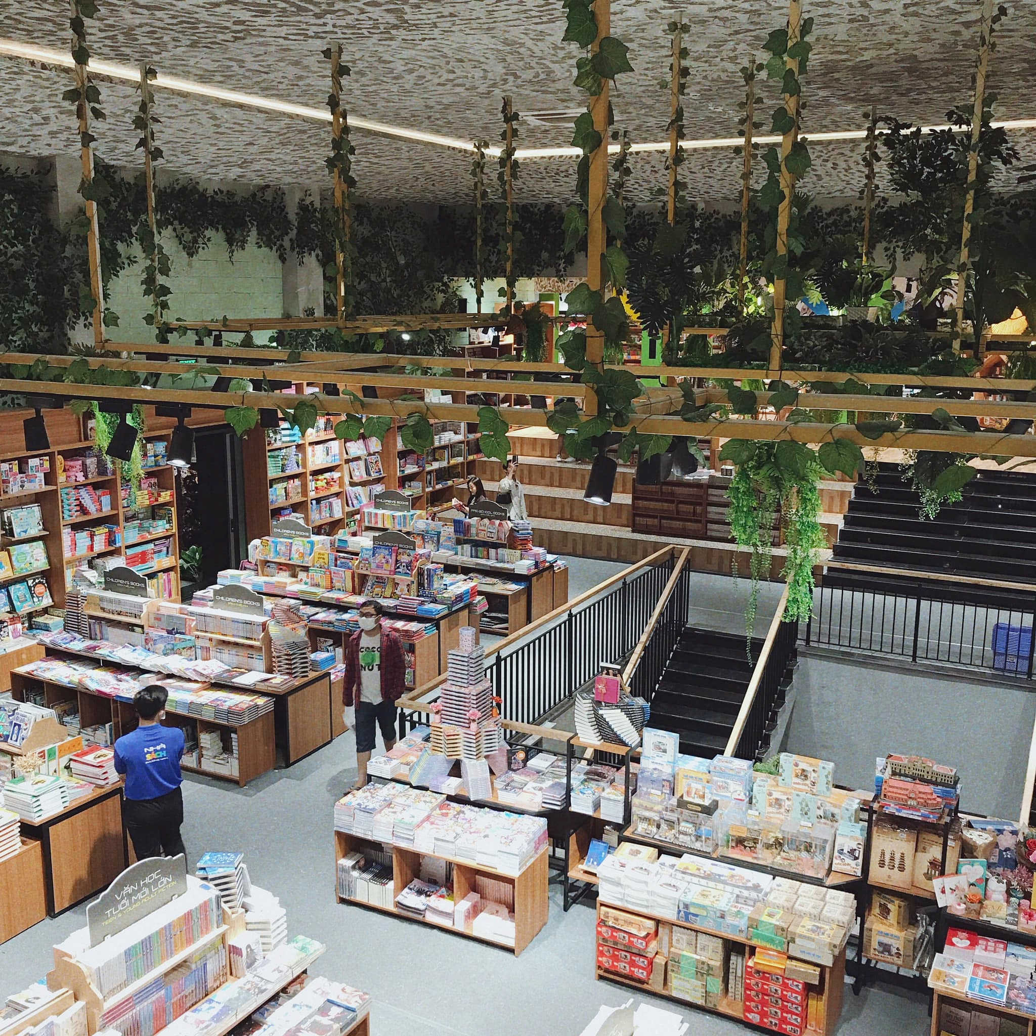 Ghé thăm nơi được giới trẻ mệnh danh là "nhà sách đẹp nhất Sài Gòn", rộng thênh thang với những góc xanh mát xinh xắn đáng ngạc nhiên - Ảnh 3.