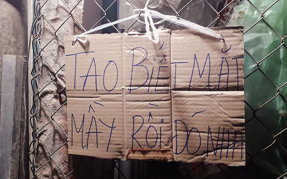 Biết nhà có trộm nhưng không nỡ bắt, chủ nhà nhắn nhủ &quot;giao lưu&quot; với tên trộm trên tấm bìa khiến ai cũng cười gật gù khi nhìn thấy