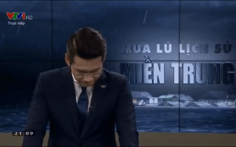 Nam MC VTV nghẹn ngào không thốt nên lời ngay trên sóng khi dẫn chương trình Thời sự trực tiếp về mưa lũ miền Trung