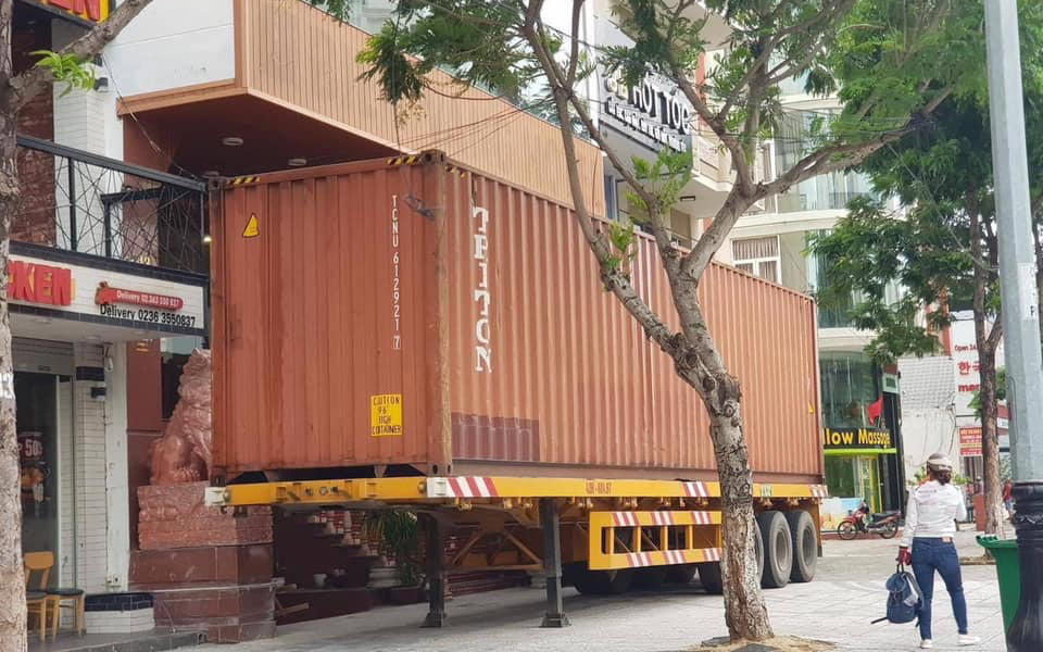 Người dân Đà Nẵng dùng biện pháp lạ mà lại khá hữu hiệu khi mang xe container án ngữ trước nhà để chống chọi với cơn bão số 9