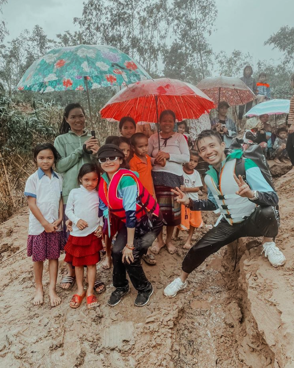 Đại gia Minh Nhựa âm thầm cùng vợ vào Quảng Bình cứu trợ bà con sau lũ lụt, hình ảnh ông bố 2 con lấm lem bùn đất khiến dân tình xúc động vô cùng - Ảnh 1.