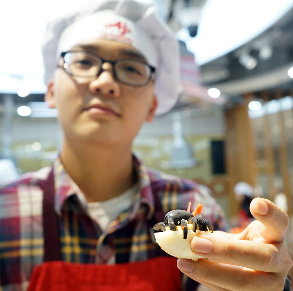 Hào hứng làm bánh mochi con ngươi, trứng nhện chào Halloween - Ảnh 8.