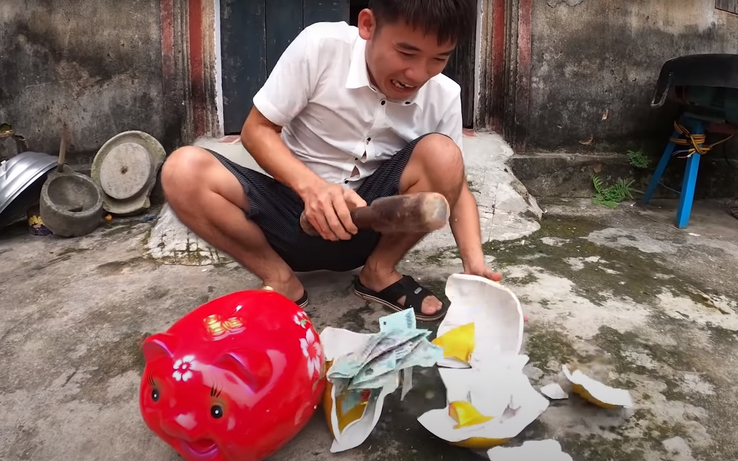 Vừa bị phạt 7,5 triệu đồng, Hưng Vlog lại tiếp tục nhận &quot;gạch đá&quot; vì làm clip có nội dung trộm tiền!?