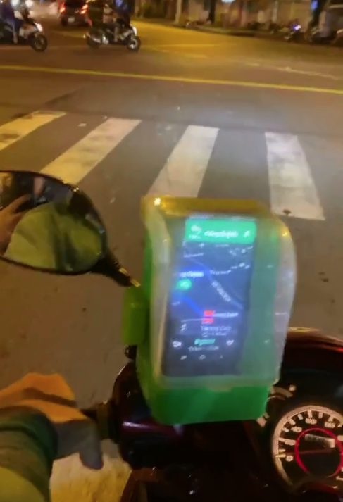 Sáng tạo bá đạo chống cướp giật của anh xe ôm công nghệ ở Sài Gòn, dùng món đồ "đồng nát" này để bảo vệ điện thoại - Ảnh 2.