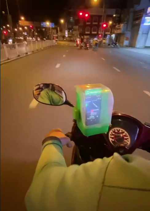 Sáng tạo bá đạo chống cướp giật của anh xe ôm công nghệ ở Sài Gòn, dùng món đồ "đồng nát" này để bảo vệ điện thoại - Ảnh 1.