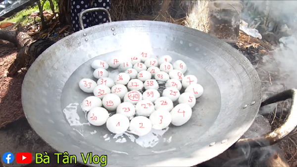 Bà Tân Vlog chính thức chạm ngưỡng 4 triệu sub dù vướng nhiều ồn ào, nhìn sang mức thu nhập mỗi tháng đến 9 con số mà ai cũng bất ngờ - Ảnh 3.