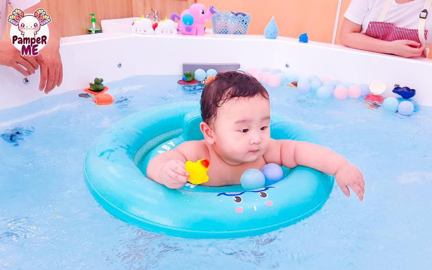 Xu hướng bơi thủy liệu là gì mà cha mẹ “đổ xô” cho con trải nghiệm?