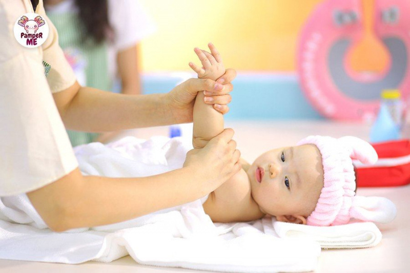 Xu hướng bơi thủy liệu là gì mà cha mẹ “đổ xô” cho con trải nghiệm? - Ảnh 3.