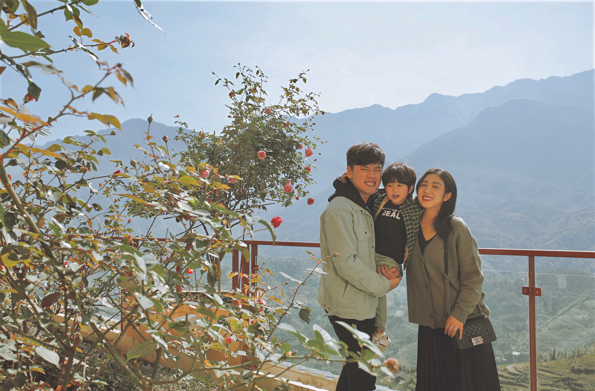 Gia đình Trang Lou- Tùng Sơn rủ nhau đi trốn ở khách sạn view núi xịn sò tại Sapa - Ảnh 2.