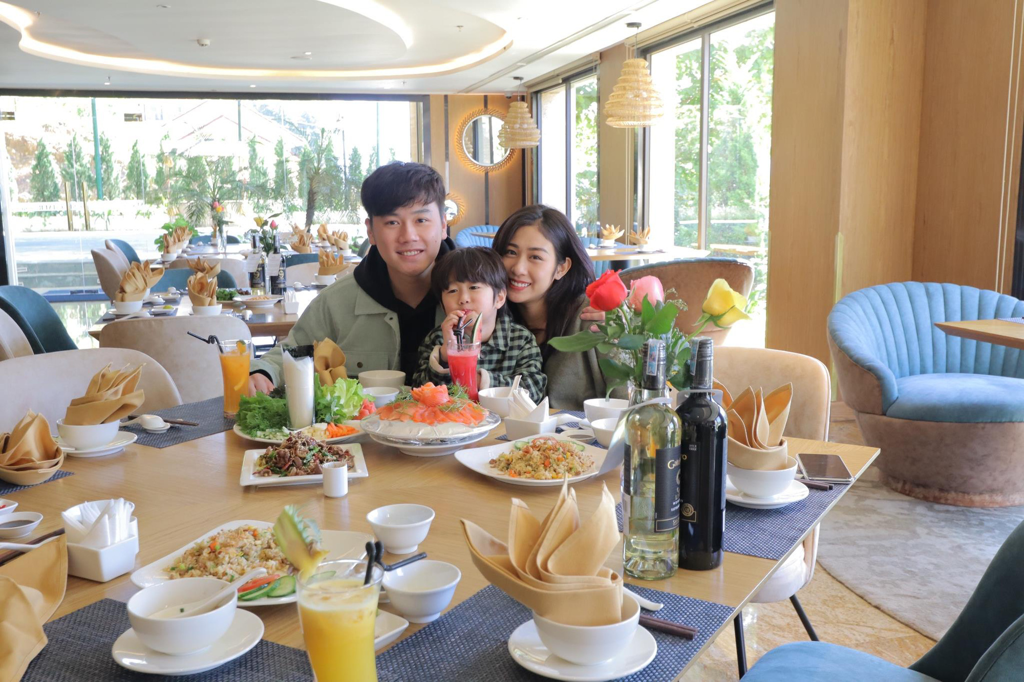 Gia đình Trang Lou- Tùng Sơn rủ nhau đi trốn ở khách sạn view núi xịn sò tại Sapa - Ảnh 4.