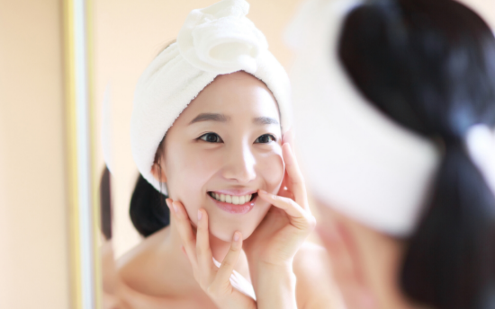 Da mềm ẩm suốt mùa hanh khô: Bác sĩ da liễu tiết lộ nguyên tắc vàng, khỏi lo bệnh da khô gõ cửa!