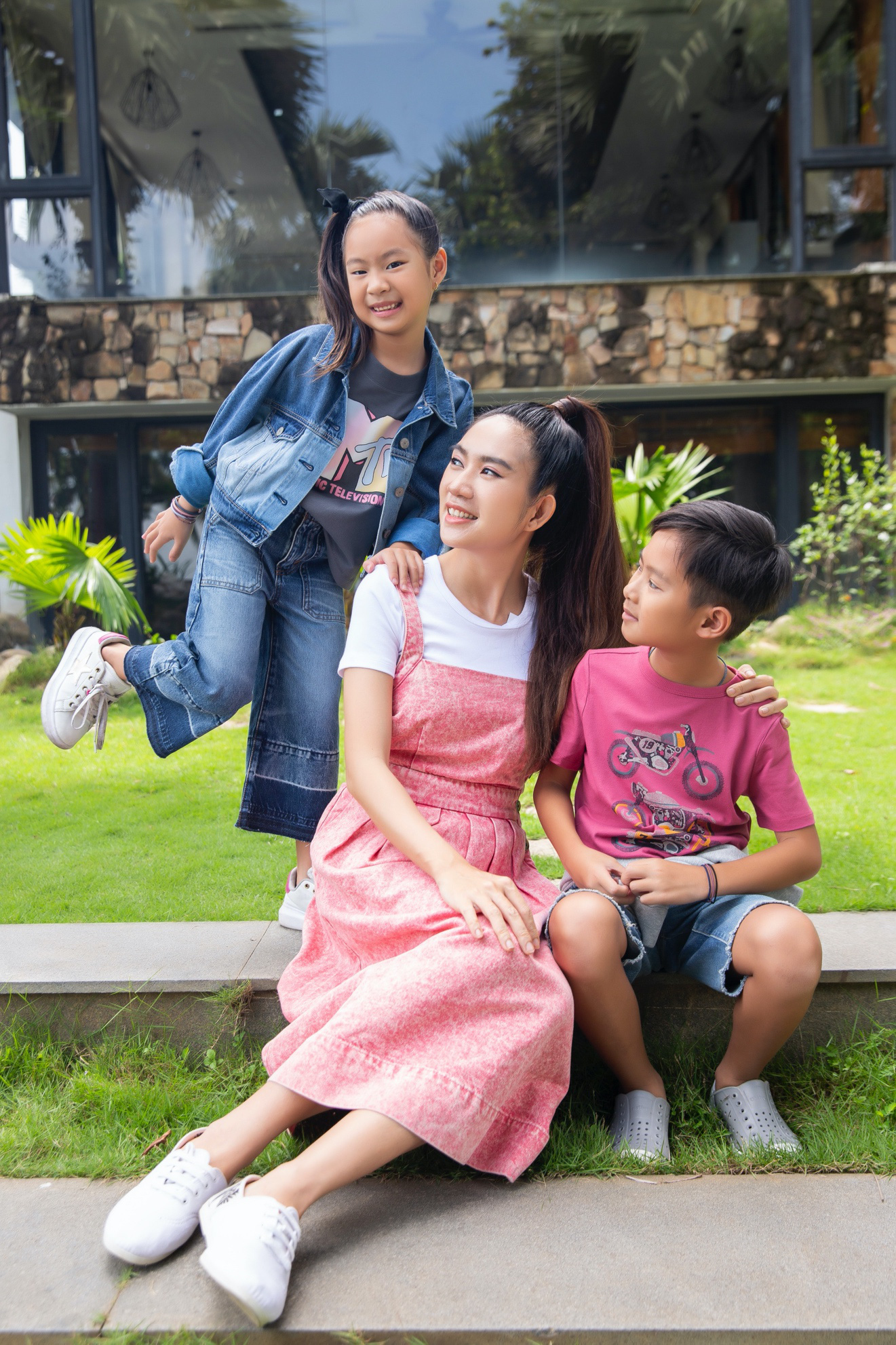 Vợ chồng Lý Hải - Minh Hà cùng 4 nhóc tì xuất hiện như fashionista trong BST Holiday của GAP - Ảnh 3.