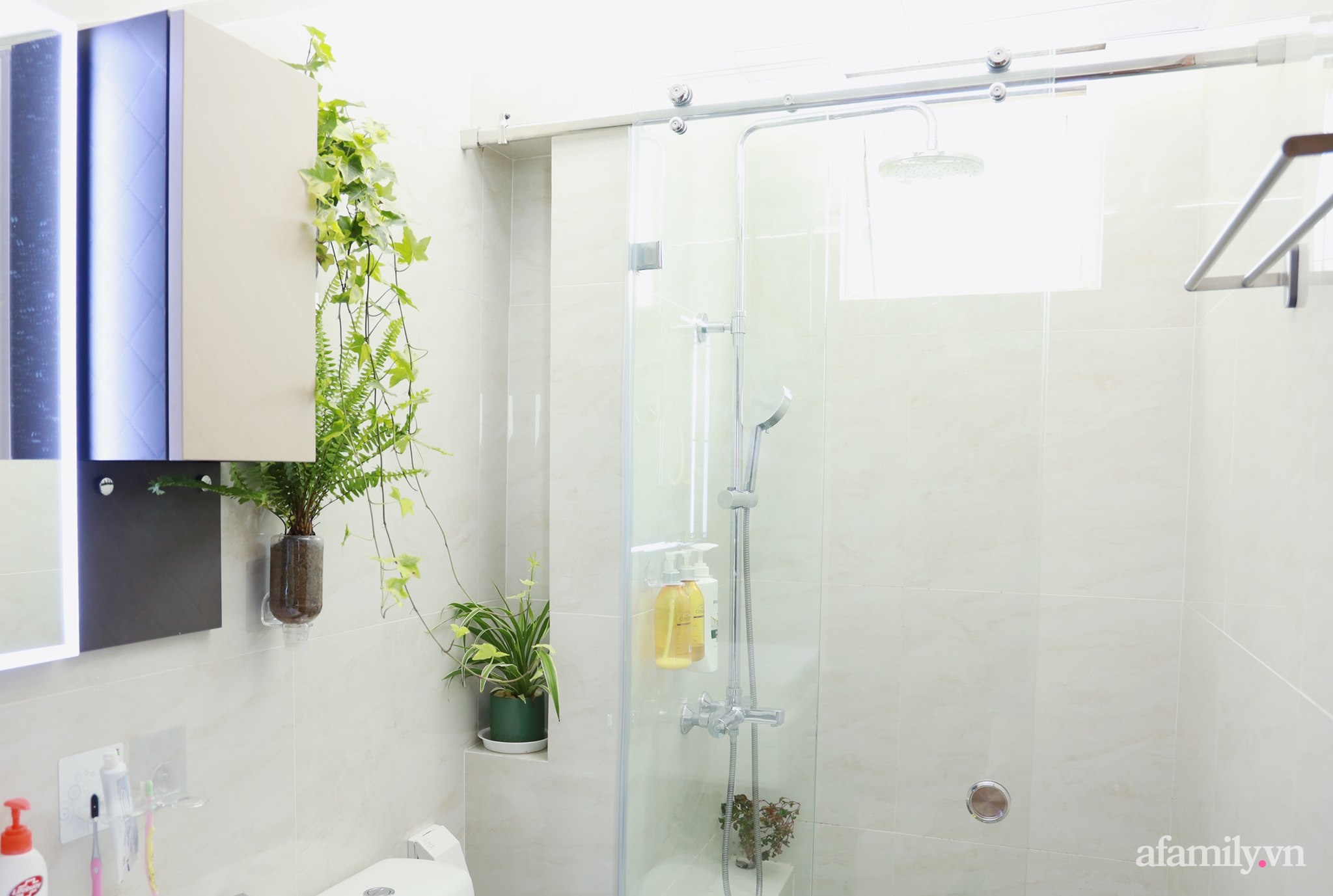 Biến hình phòng tắm đúng chuẩn hội "nghiện nhà yêu cây" từ những đồ nội thất nhà nào cũng có của cô gái Hà Nội  - Ảnh 6.