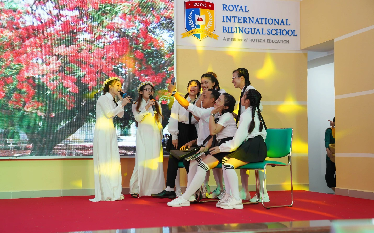 NSƯT Công Ninh, ca sĩ Sỹ Luân bất ngờ trước tài năng của giáo viên trường Royal School