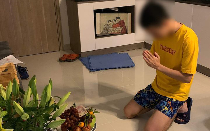 Thanh niên nửa đêm bật dậy khấn vái lia lịa sau giấc mơ bị &quot;cắm sừng&quot;, nhưng sau khi nhìn dòng chữ trên áo thì dân mạng khuyên &quot;cứ phải cẩn thận&quot;
