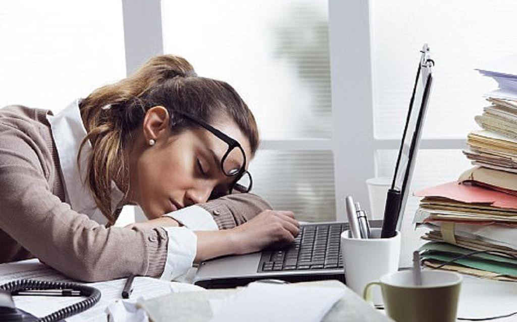 Ngủ sai tư thế, lười vận động - 2 trong số những thói quen tạo nếp nhăn phổ biến nhất mà phụ nữ mắc phải