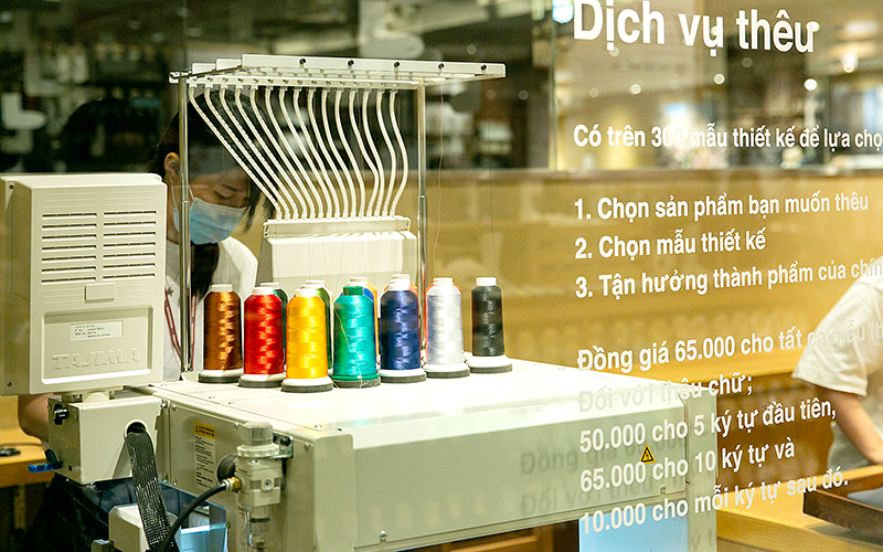 Cửa hàng MUJI Việt Nam trước ngày khai trương khiến dân tình choáng ngợp vì không gian quá xịn, lạ nhất là dịch vụ thêu thùa đậm chất Việt và trang trí sổ tay miễn phí