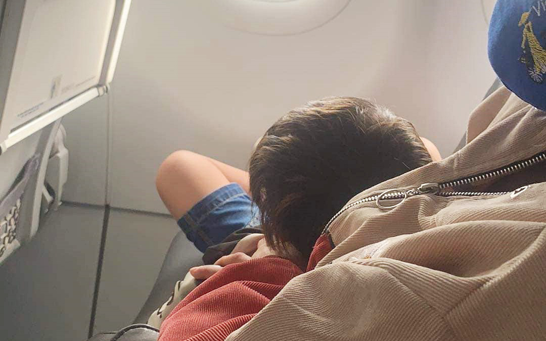 Cộng đồng mạng dậy sóng bức xúc với bà mẹ trẻ vô tư cho con nhỏ chiếm ghế của người khác trên máy bay