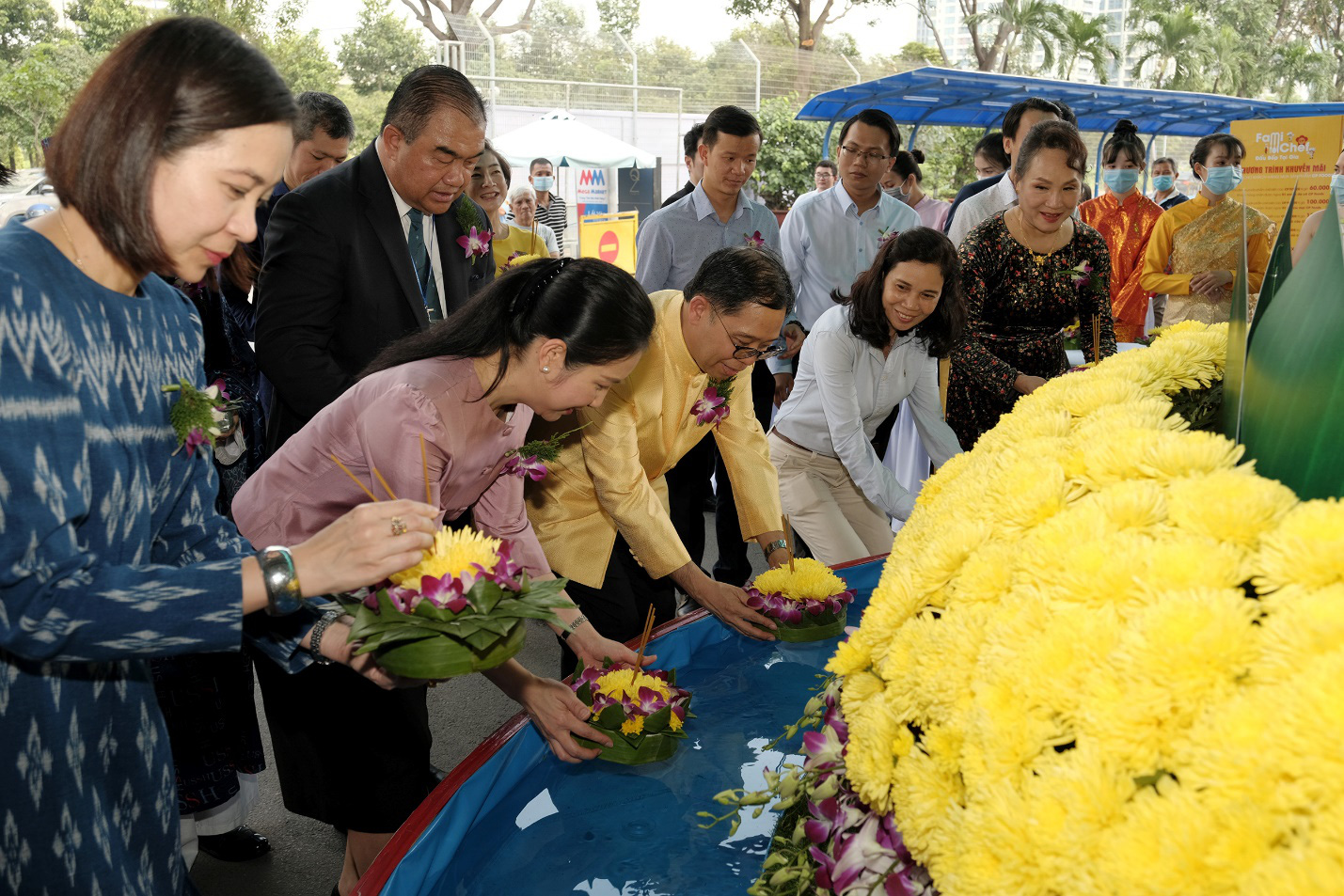 Đến MM Mega Market: Trải nghiệm lễ hội thả đèn và mua hàng Thái với giá hấp dẫn - Ảnh 2.