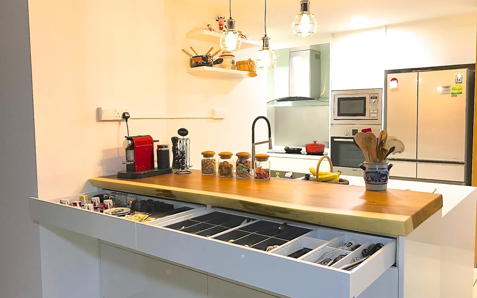 Căn bếp 7m² ngăn nắp cùng bí quyết sắp xếp đồ siêu gọn đẹp của mẹ Việt ở Singapore
