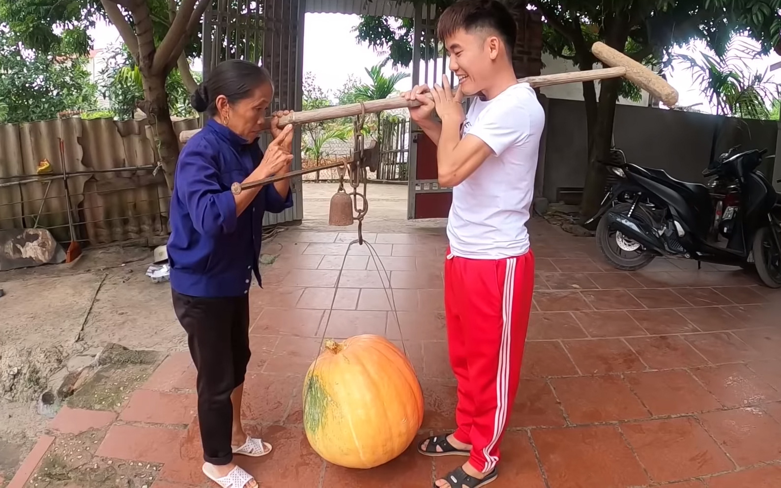 Bà Tân Vlog được con trai tặng loại quả nặng tới 30kg, chỉ trong &quot;1 nốt nhạc&quot; đã tính ngay ra món ăn chắc chỉ có trong truyện cổ tích