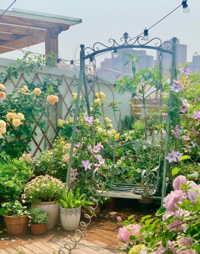 Vì yêu hoa, cô gái xinh như mộng mua ngay căn hộ áp mái để trồng cả vườn hồng trên sân thượng rộng 33m² - Ảnh 8.