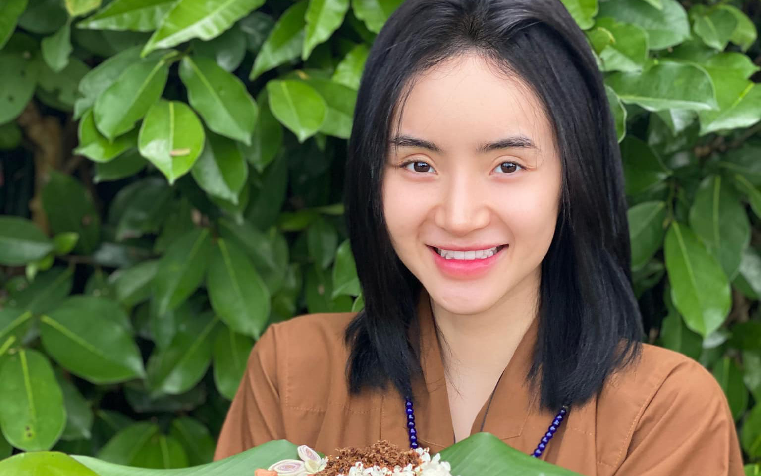Vừa được khen xinh đẹp sau khoảng thời gian làm &quot;lố&quot;, em gái Angela Phương Trinh bỗng xuất hiện với khuôn mặt khác lạ nhưng vẫn được &quot;bênh&quot; nhờ điểm này