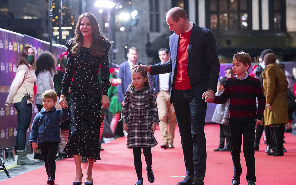 Lần đầu tiên 3 đứa trẻ nhà Công nương Kate cùng nhau xuất hiện trên thảm đỏ, bất ngờ nhất là Hoàng tử George với ngoại hình nổi bật
