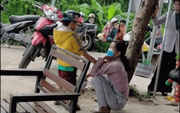 Cậu bé cứng đầu gào thét giữa bến đò vì bà không mua cho đồ chơi, dân tình nhìn cũng ngán ngẩm với cách hành xử của bà