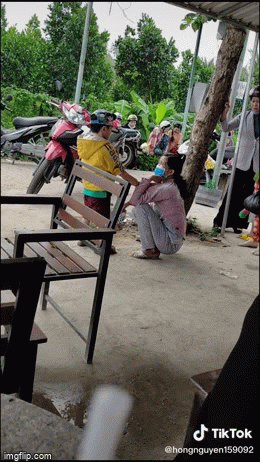 Cậu bé cứng đầu gào thét giữa bến đò vì bà không mua cho đồ chơi, dân tình nhìn cũng ngàn ngẩm với cách hành xử của bà - Ảnh 1.
