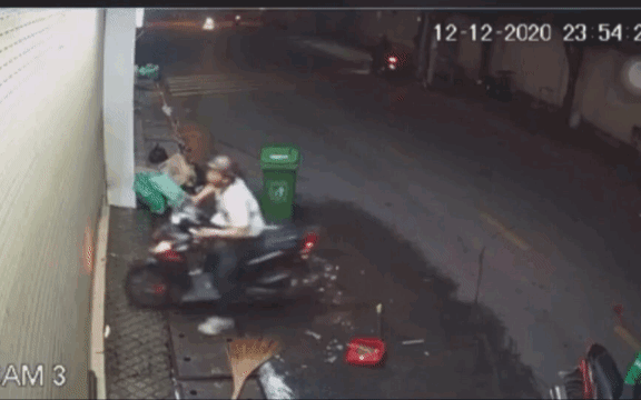 Nam thanh niên bạo hành bạn gái giữa đường bị ngăn cản liền tức tốc chạy về nhà vác mã tấu đe dọa khiến nhiều người khiếp sợ