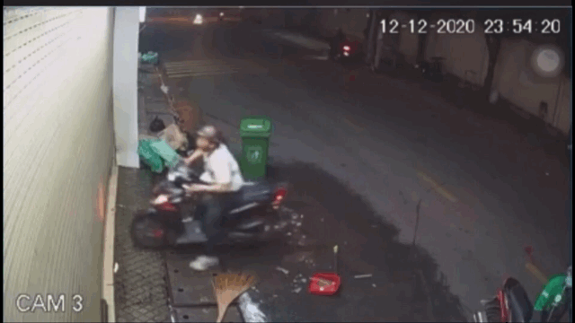 Nam thanh niên bạo hành bạn gái giữa đường bị nhiều người ngăn cản liền tức tốc chạy về nhà vác mã tấu đe dọa khiến nhiều khiếp sợ - Ảnh 3.